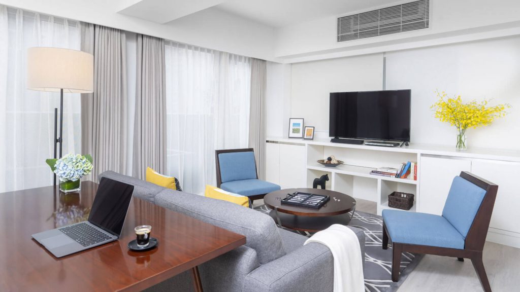 豪华一卧室公寓的客厅 - 香港莎玛炮台山服务式公寓