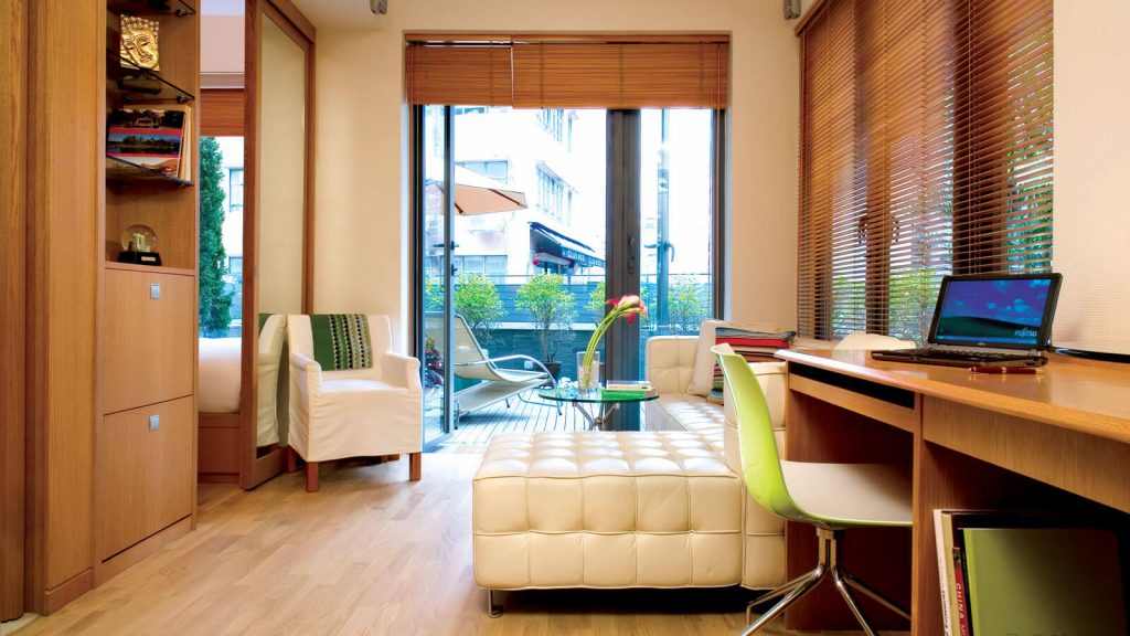 一卧室露台公寓的客厅 - 香港莎玛荷李活服务式公寓