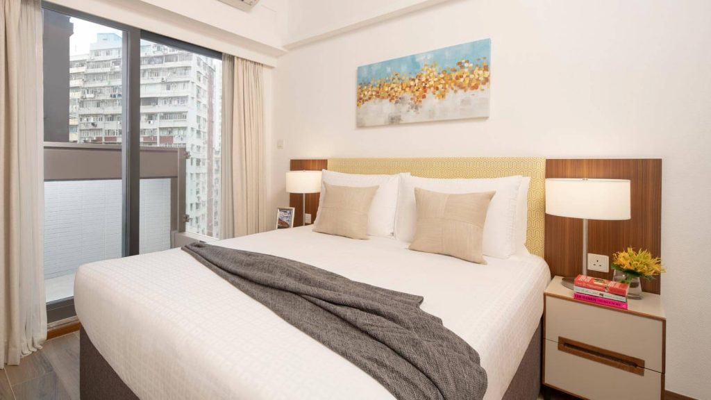 一卧室阳台公寓的卧室 - 香港莎玛港岛北服务式公寓