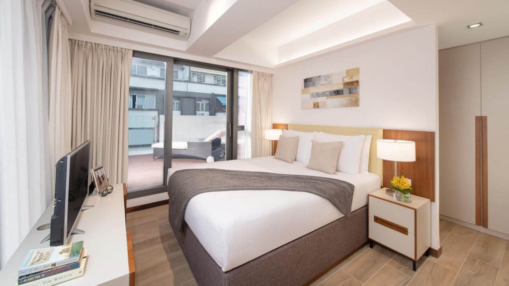 一卧室双露台公寓的卧室 - 香港莎玛港岛北服务式公寓