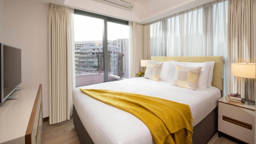 双卧室露台公寓的主卧室- 香港莎玛港岛北服务式公寓